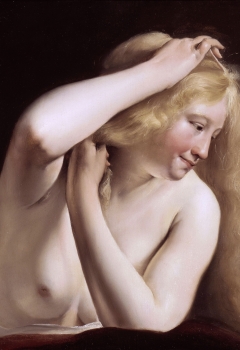 Jeune femme se peignant