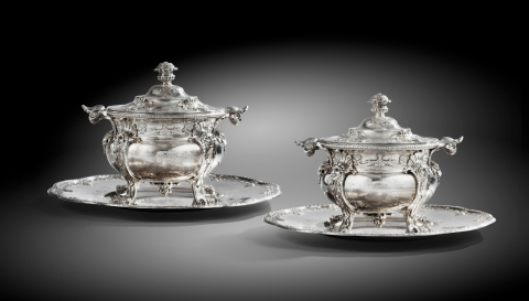 Deux pots à oille du Service Walpole et leurs plateaux