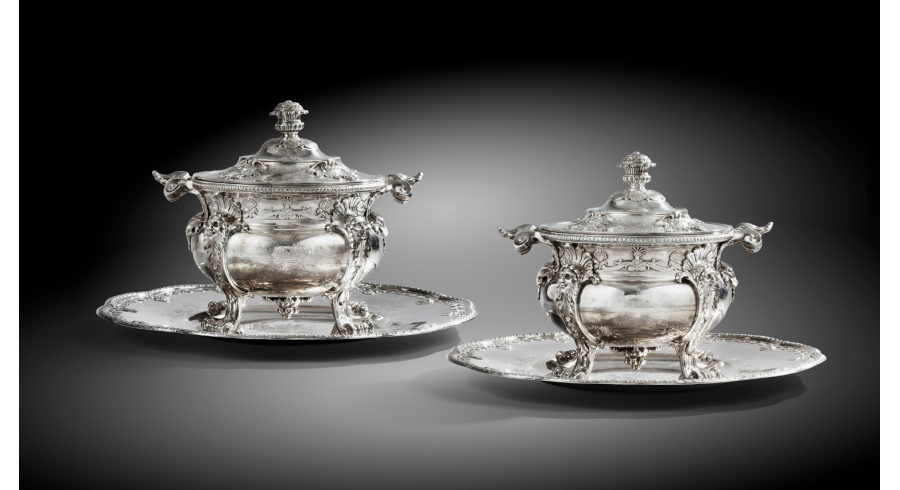 Deux pots à oille du Service Walpole et leurs plateaux